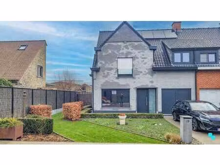 halfopen woning met 3 slaapkamers en ruime tuin