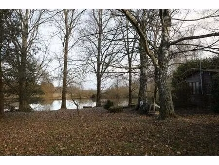 propriété romantique au bord du lac avec chalet et 1 5 ha de terrain dans un emplacement..