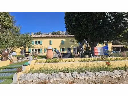 propriété en parfait état de + de 520m² sur 1 1 hectare de terrain env plein sud !