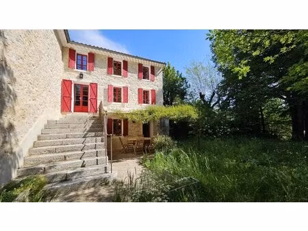 caussols : bâtisse en pierre de caractère sur plus de 3400m² de terrain clos.
