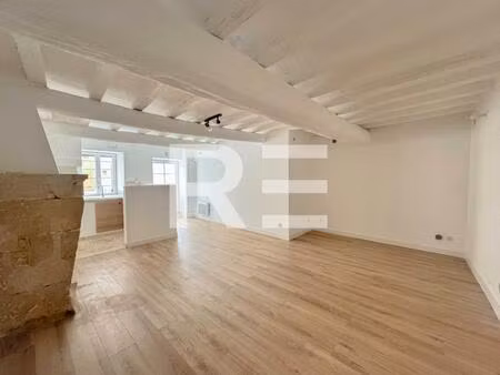 maison de ville 2 chambres en r+2 a quelques minutes a pieds de l'abbatiale