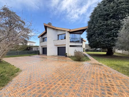 agen - villa d architecte avec double garage et jardin.