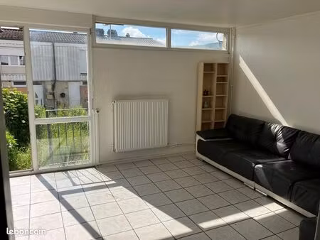 maison mitoyenne avec un petit jardin