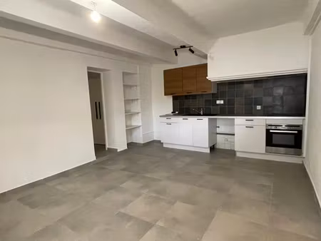 location appartement 3 pièces 66 m² à la crau (83260)  890 €