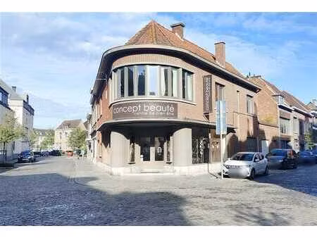 commerce de + de 140 m²   situation idéale menant vers la ru