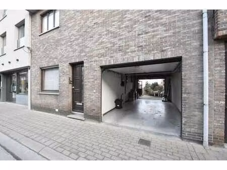 op te frissen woning met 3 slaapkamers in hartje kruibeke