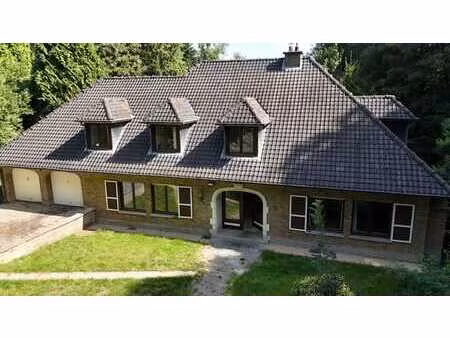 sous compromis vaste villa sur 76 ares de terrain boisé