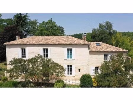 maison en pierre à la campagne