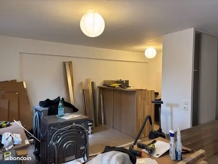 appart t2 de 41 m2. balcon. plein centre la rivière st sauveur