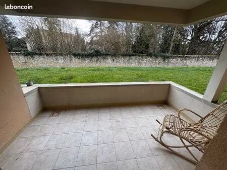 f3 2 chambres   terrasse  2 parkings  cave