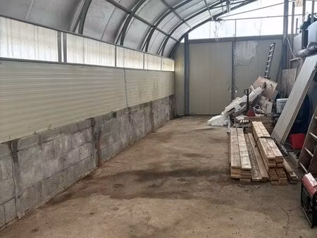 garde meubles  hangar en colocation  entrepôt ; contenu sur une palette  2 m de hauteur