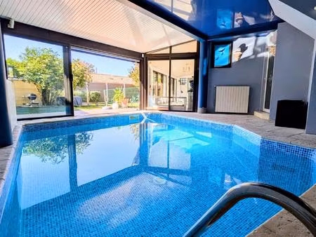 exclusivité – maison familiale de standing avec piscine intérieure – canéjan