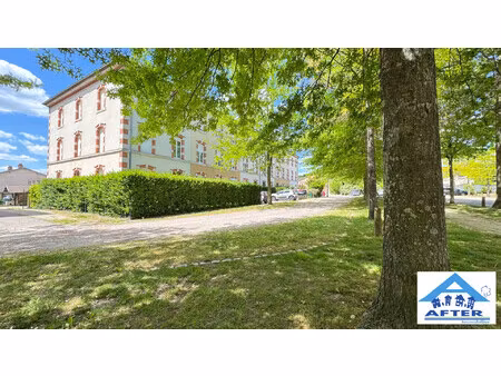 appartement en duplex avec terrasse  jardin et 2 places de stati