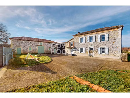 maison de maître en pierres apparentes 139 m² avec dépendance