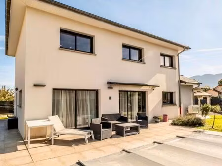 location villa entièrement meublée moderne 6 pièces avec piscine et jardin à 5 minutes de 