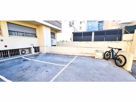 location parking aérien – voiture + scooter – juan-les-pins – libre immediatement