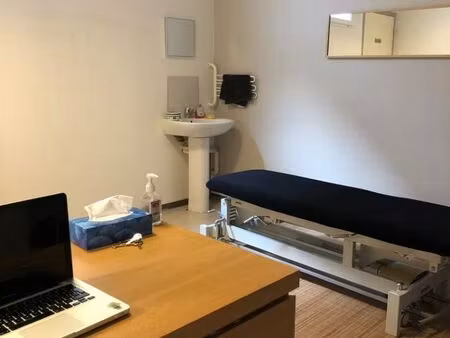 a louer local paramédical ou bien être 13 5 m2 + 8 m2 salle d'attente-sanitaire et placard