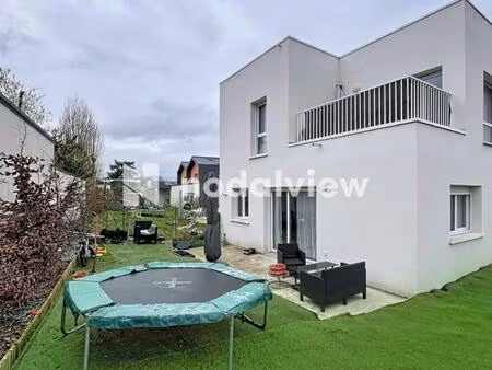 vous rêvez du confort du neuf avec les avantages d’une maison ? cet appartement est fait p