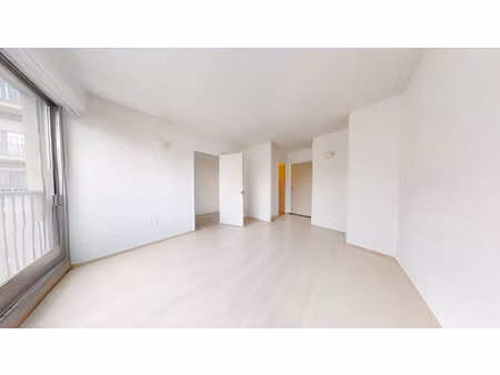 a 950 m du métro hoche (ligne 5)