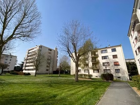 appartement 3 chambres - cave - parking securisé