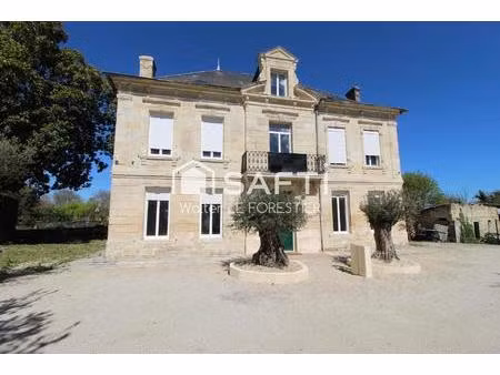 dans un chateau  appartement t3 renove avec jardin d'environ 100 m² et place de parking