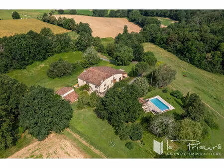 propriété de charme avec maison rénovée  deux gîtes  piscine et environnement naturel prés