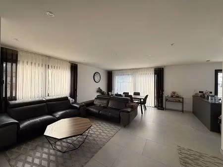 maison mitoyenne contemporaine  pensée avec goût pour un confort de vie optimal