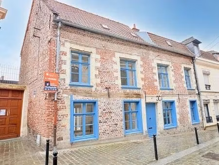 maison bourgeoise de caractère entièrement rénovée  semi individuelle  avec jardin et 2 pl