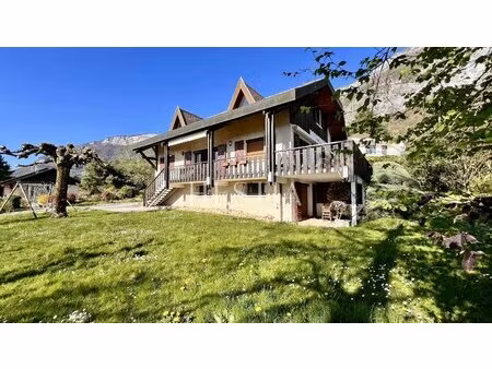 demeure familiale entre lac et village