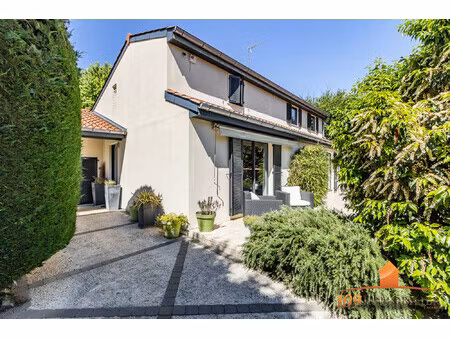 villa renovee avec piscine idealement situee