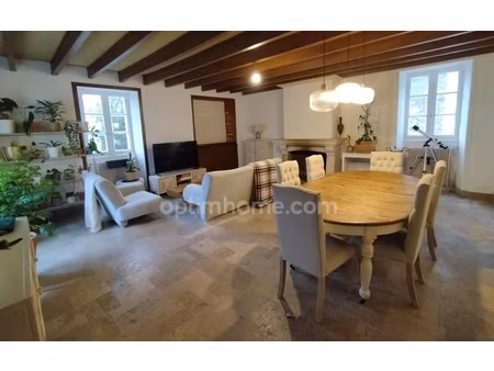 chazelles. maison de caractère de 204 m²  5 chambres  cour et grange