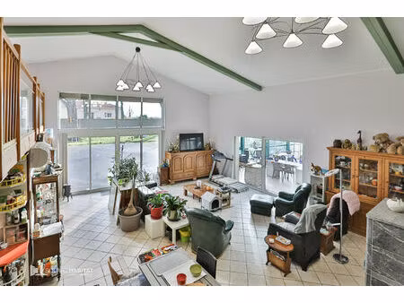 volumes  lumière et piscine intérieure au coeur de la campagne