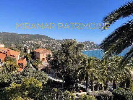 villa distribuée en 4 logements. 4 garages