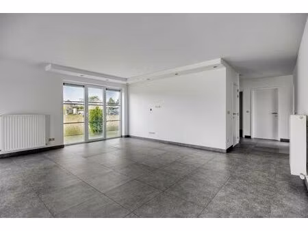 instapklaar gelijkvloers appartement met 2 slaapkamers  ruime tuin en parkeergelegenheid o