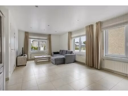 ruim gelijkvloers appartement met gezellig  overdekt terras en ondergrondse garage  op een