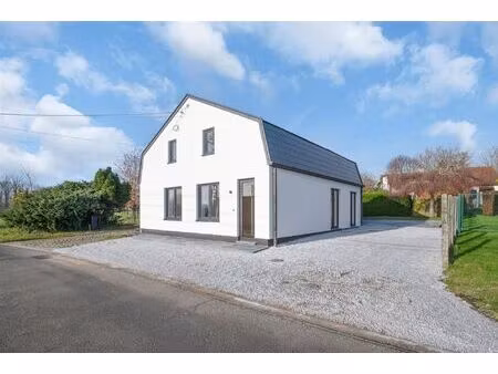 volledig geroveerde  instapklare gezinswoning