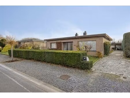 gelijkvloerse  vrijstaande woning met 3 slaapkamers  omheinde tuin en garage op een rustig