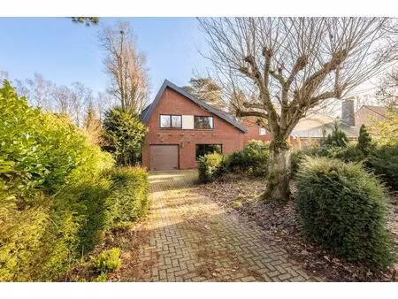 karaktervolle 70’s villa op 910 m² met 4 slpk in schilde!