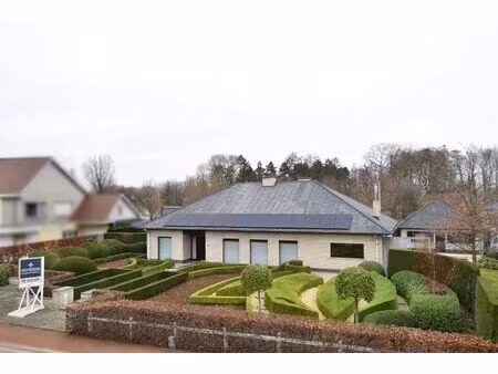 villa met 3 slaapkamers (mogelijkheid tot meer!) te koop op 1922 m² grond nabij het centru