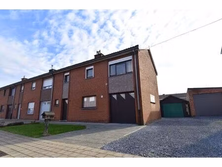 gezellige woning met 3 slaapkamers  zonnige tuin en 2 garages te koop in gullegem