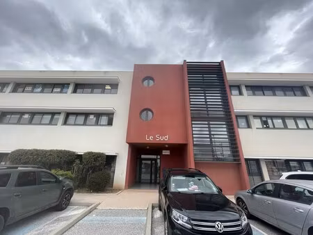 location local professionnel 123m²