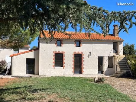 maison à louer – 2 pièces à l’étage +1 pièce polyvalente – jardin clos – terrasse – gennet