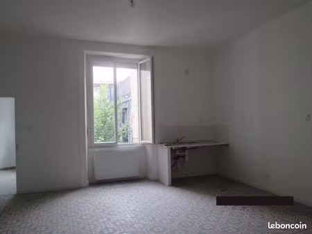 studio lumineux refait à neuf en coeur de ville