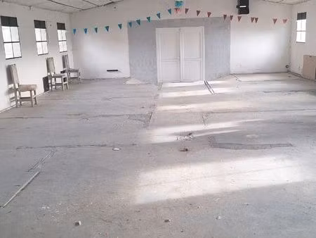 je loue ce bâtiment de stockage bâtiment stockage ■le bâtiment dispose d'un grand espace o