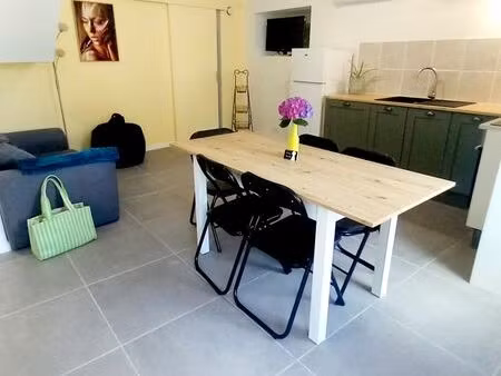 maison de ville/ 2 chambres/ pour 3 mois