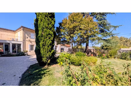 magnifique bâtisse en pierre avec jardin arboré et piscine