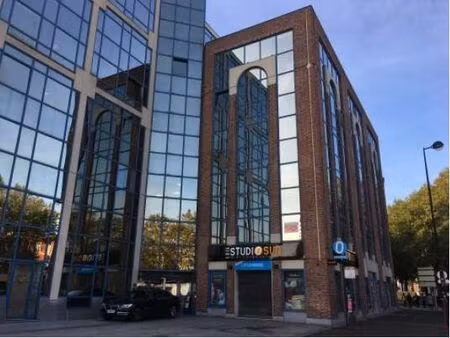 location local professionnel 2 058m²