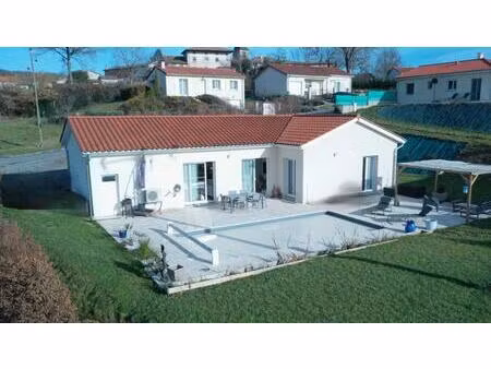 villa contemporaine de 2002 avec sa piscine et une vue panoramique vallonée