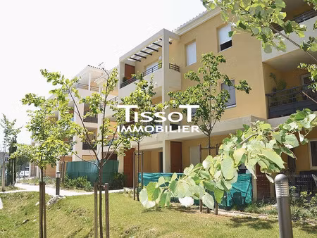 uchaud – appartement t3 avec grand balcon et deux stationnemen