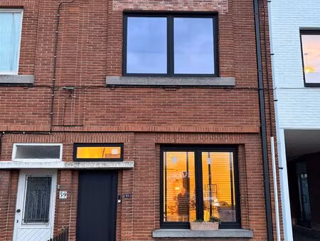 gerenoveerde gezinswoning met 3 slaapkamers te zwijnaarde